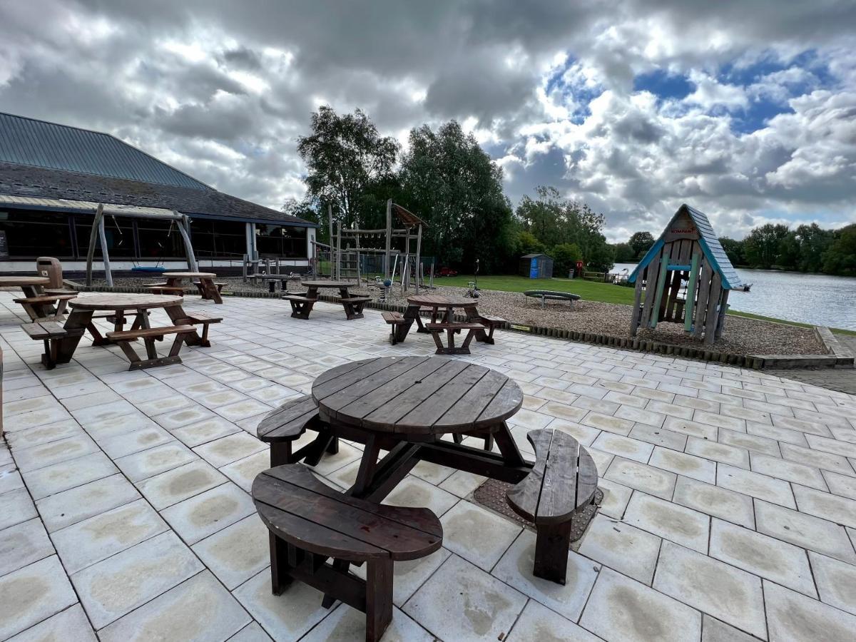 Honeysuckle Hot Tub Holiday home South Cerney