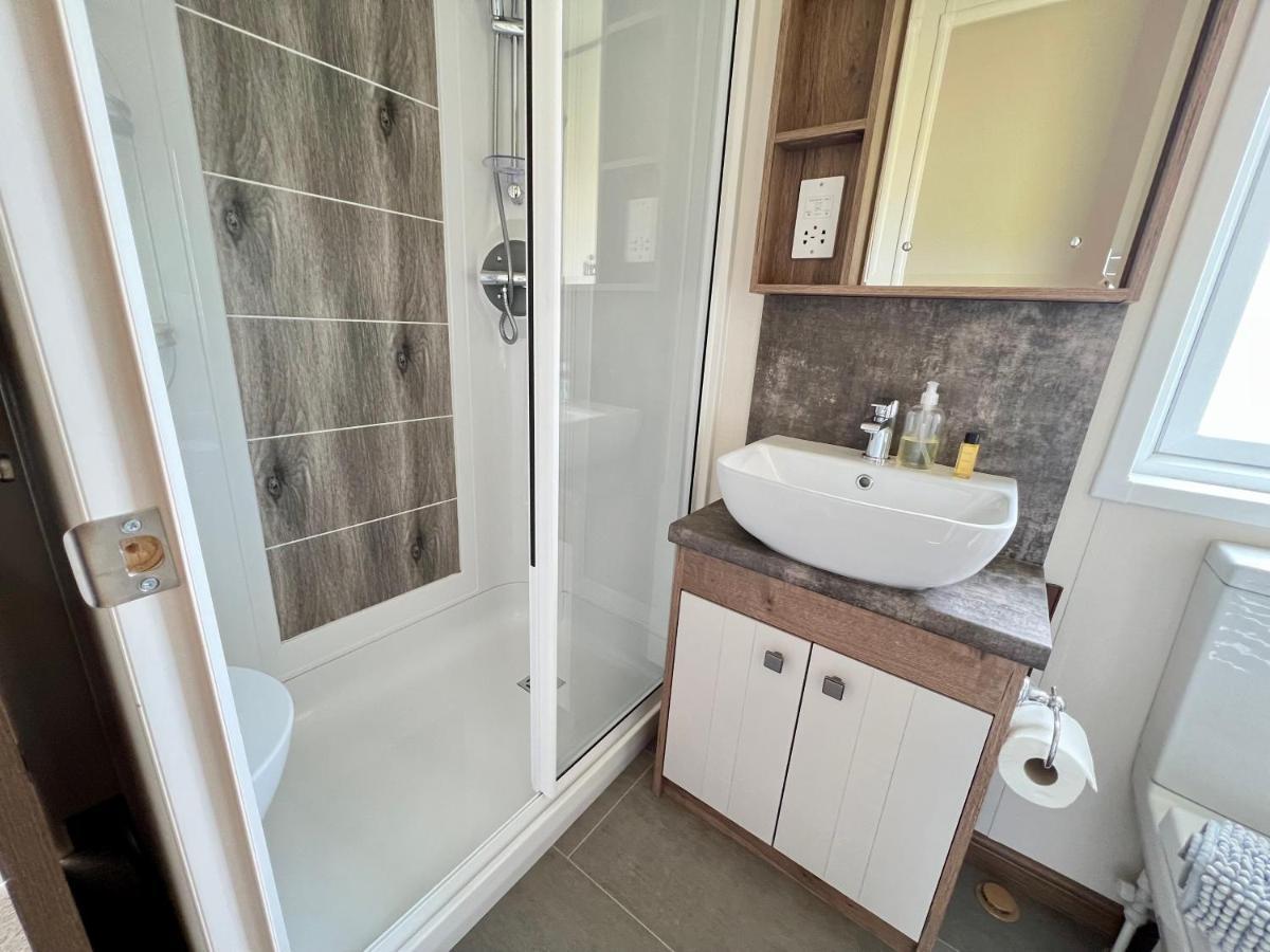 Honeysuckle Hot Tub Holiday home South Cerney